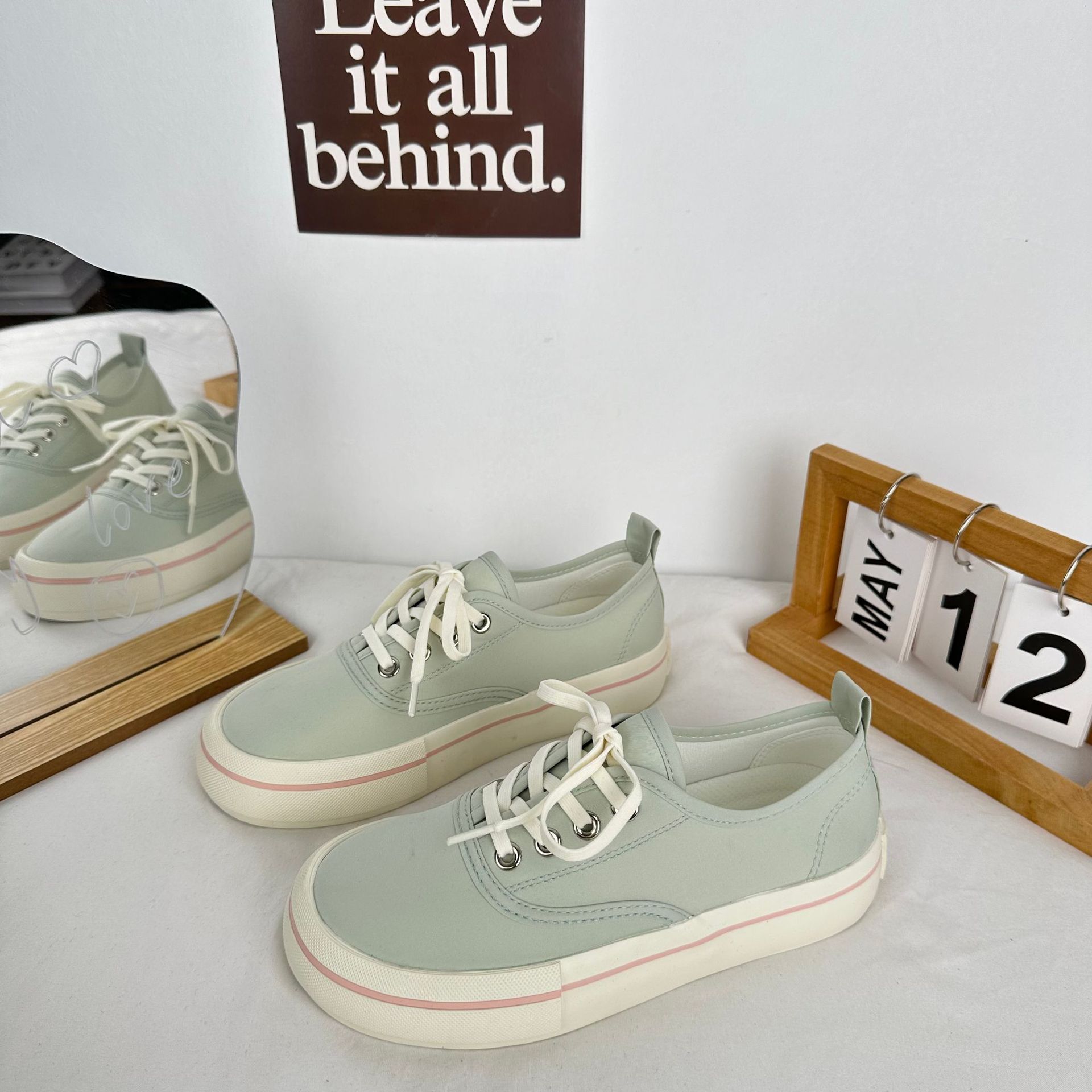 Yuanbo 2024 primavera y verano zapatos de lona transpirables para mujeres estilo de Hong Kong Harajuku color sólido zapatos blancos japoneses coreanos zapatos de mujer
