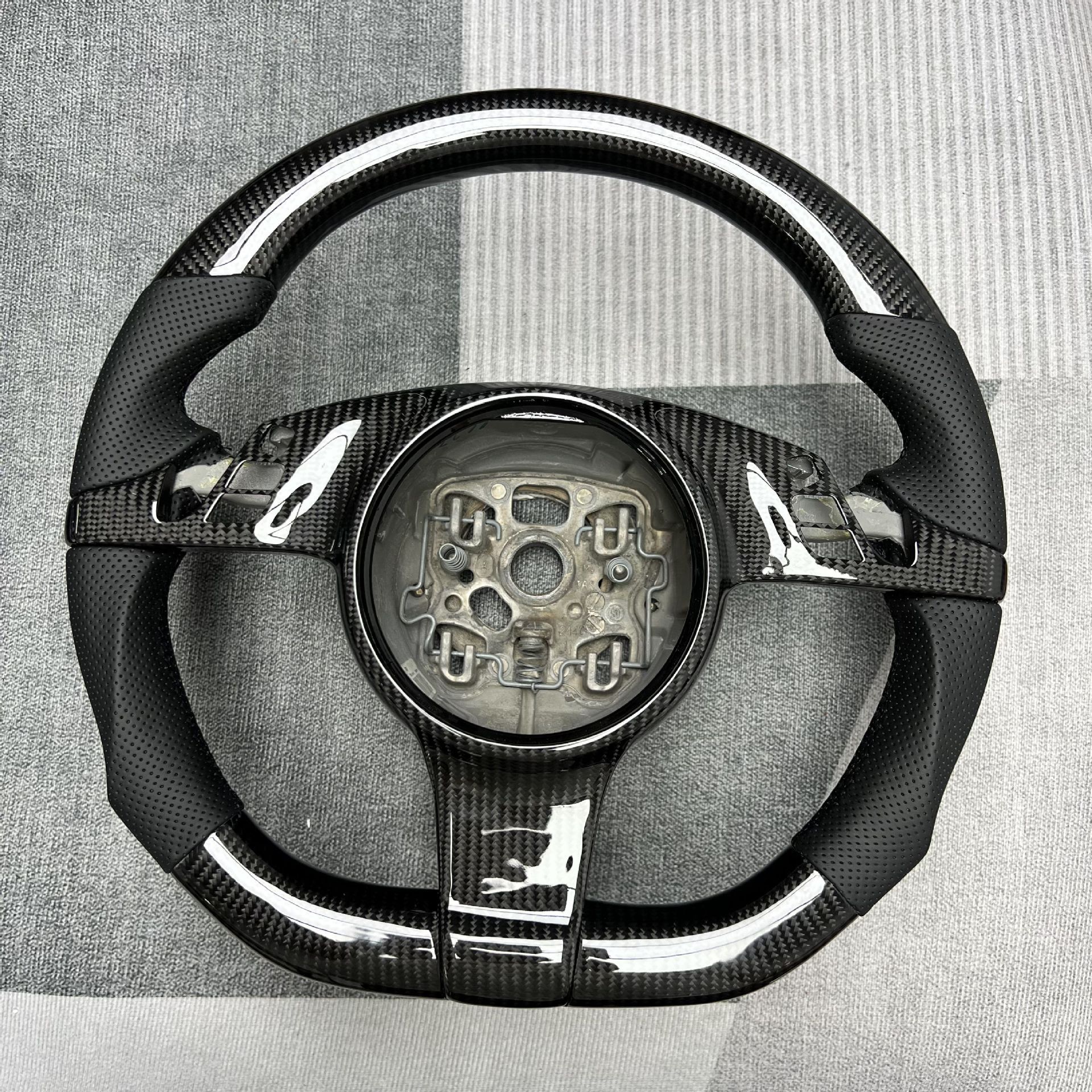 Carbon Fiber Steering Wheel Customization Suitable for Porsche Macan Cayenne Panamera Steering Wheel Processing