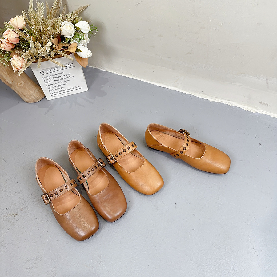 Low shoes square toe with a strap low-cut