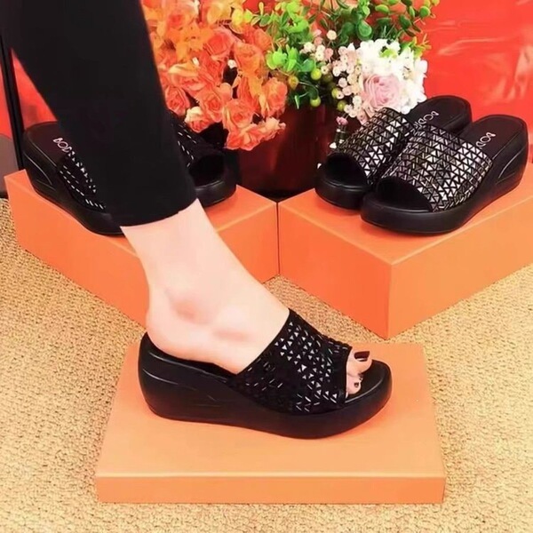Fashionable sandals platform