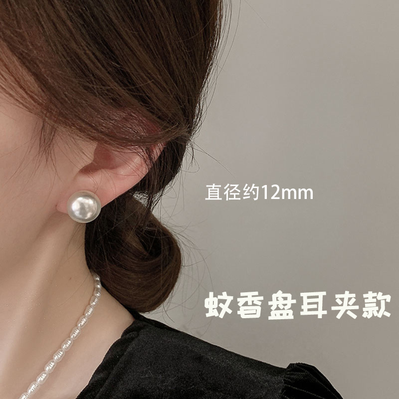 高級な真似のバロックは真珠のイヤリングをまねます。