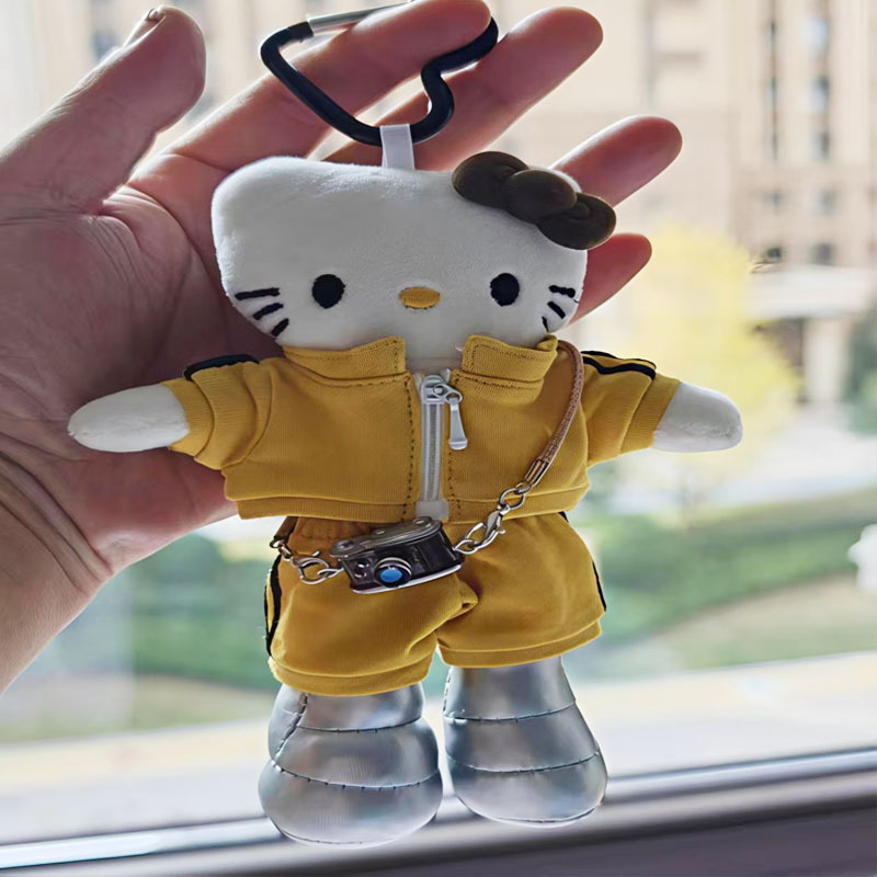 Желтый спортивный костюм