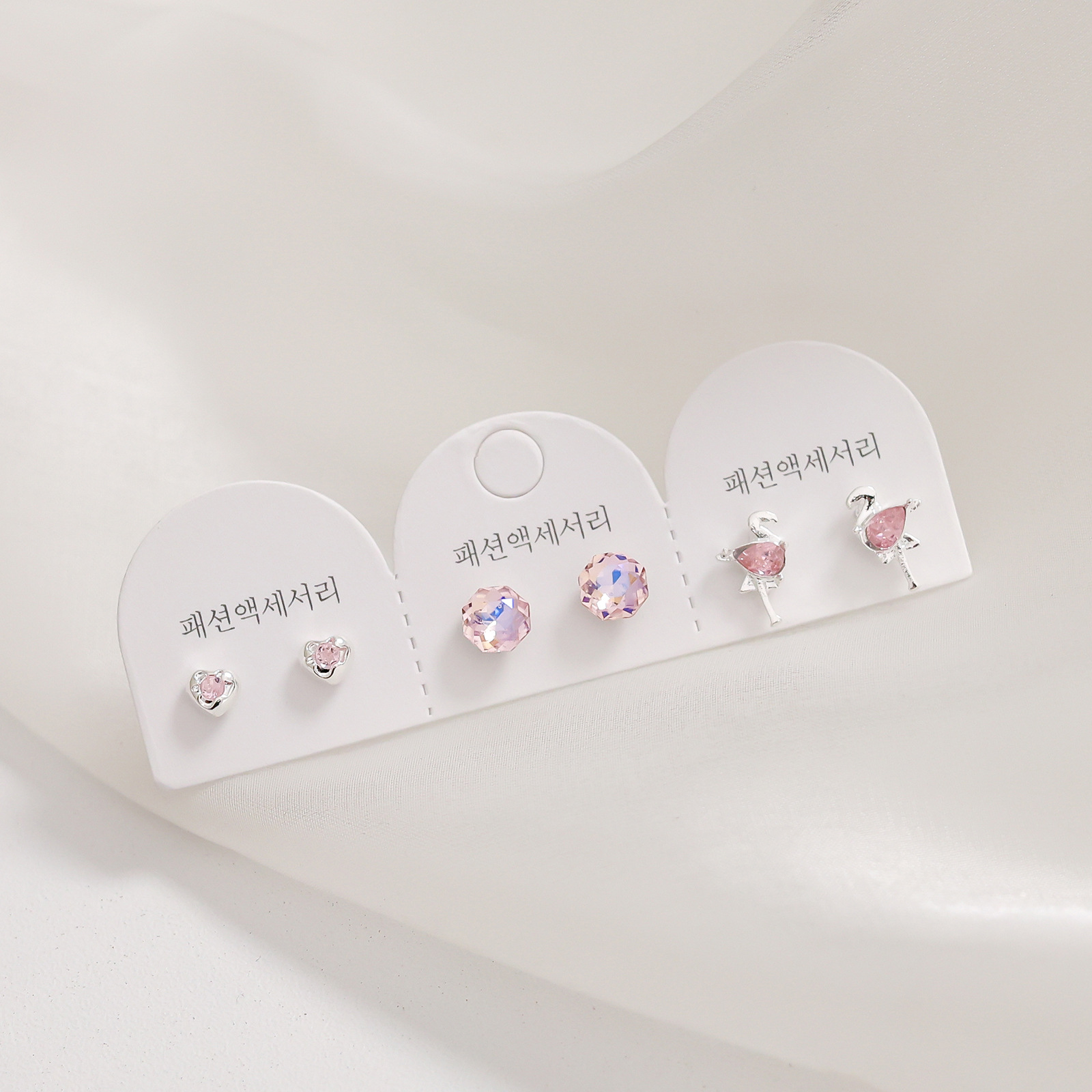 Juego de pendientes de aguja plateados, sencillos y compactos para mujer, pendientes geométricos en forma de corazón, bonitos, dulces y versátiles, venta al por mayor para puestos de mercado