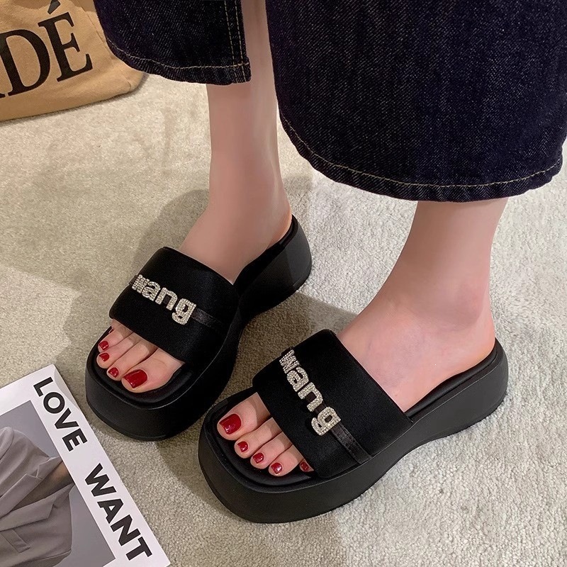 Zapatillas de mujer 2026 verano nuevo fondo grueso sandalinas de diamante moda versátil casuales anti-deslizante zapatillas frías