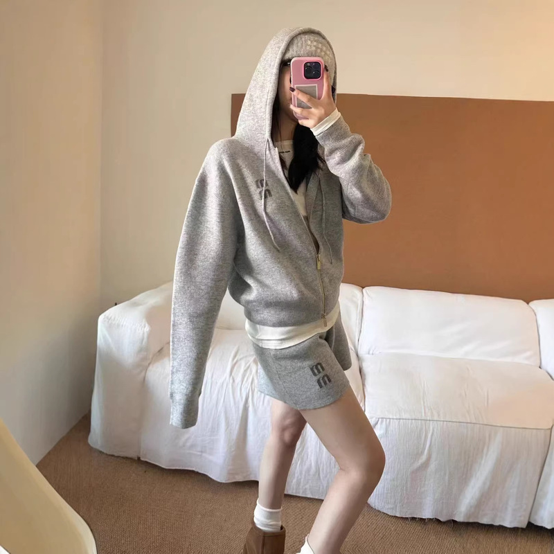 Gray Hooded Zip-Up Knit Sweater Short Jacket Versatile Loose Casual Sweatshirt High-Quality Simple Top Gray Hooded Zip-Up Knit Sweater Short Jacket Versatile Loose Casual Sweatshirt High-Quality Simple Top