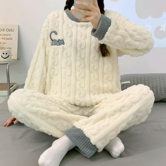 Invierno mayorista transfronterizo cuello redondo casual versión simple y suelta pijamas de dibujos animados de mujeres bordado creativo de flores de cortinas de terciopelo ropa para el hogar