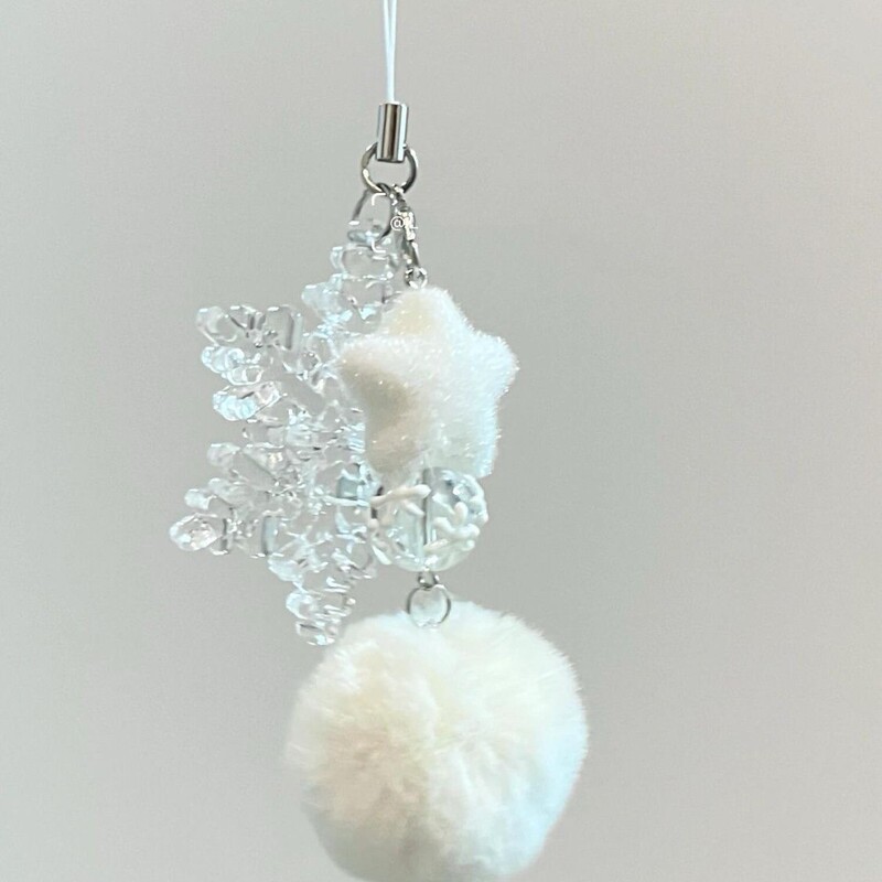 [Snowflakes are all you] Hand-made beaded homemade girl heart Jane ins mobile phone chain cute goo Ben niche pendant.