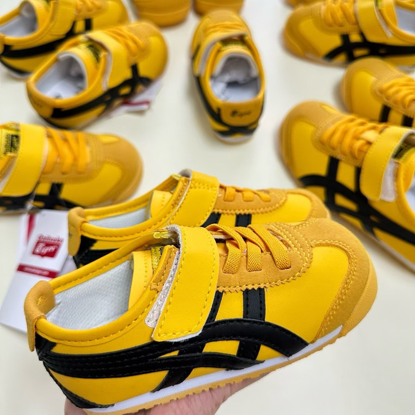 Non-slip sneakers with velcro for boys