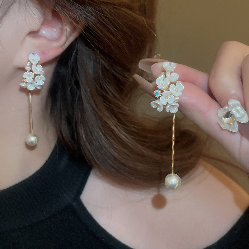 Pendientes de borla de flor de perla de aguja de plata Pendientes retro elegantes franceses Moda de nicho Pendientes de lujo ligero de alta gama Mujeres