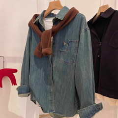 レトロな襟の青いデニムのシャツの女性2025年春秋の新型の刺繍はゆったりしています。