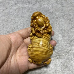 金絲楠木水波紋貔貅は、富と幸運を呼び込む意味を持ち、出入りが自由で、高級な風水木工品です。
