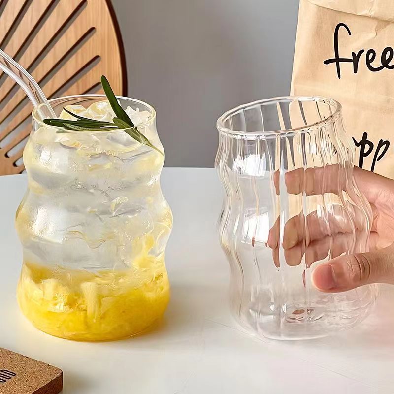 Taza de vidrio de café estilo ins para mujer de alto valor con pajita Taza de agua para el hogar Taza de jugo Bebida fría Taza de té de leche