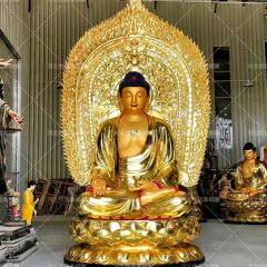 タンシャンの工場は寺院用の大きな釈迦牟尼の金箔を貼った仏像の装飾品、そしてア弥陀如来の銅製彫刻品を製造しています。