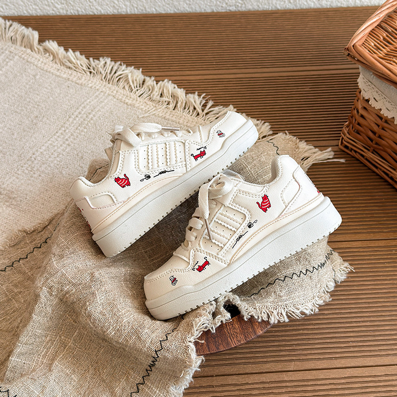 Zapatos de skate para niños estudiantes zapatos blancos 2026 primavera nuevos zapatos deportivos para niñas transpirables zapatos casuales para niños
