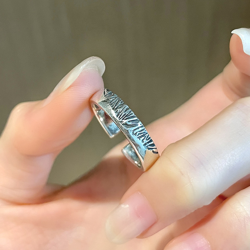 Minimalistische, unregelmäßige, stapelbare Herrenringe mit Struktur und offener Öffnung – trendig und cool im Retro-Stil. Vielseitig einsetzbar für den Zeigefinger._voghion.com
