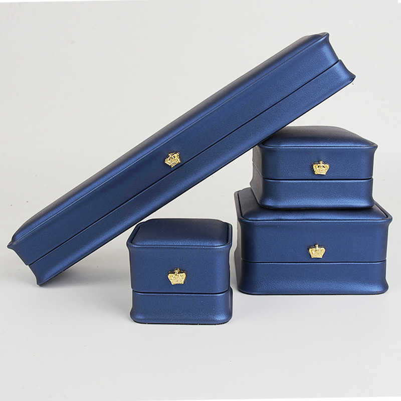 로얄 블루 허리; 반지 상자 (흰색 배경)