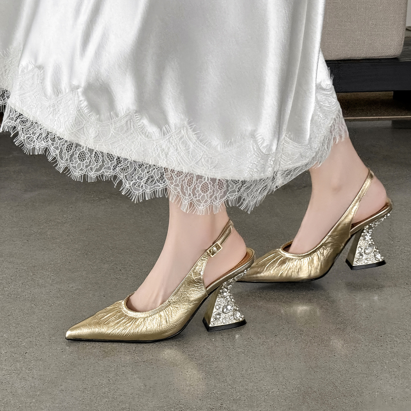 Sandal cao gót nữ mũi nhọn hở mũi quai sau xếp ly đính đá — màu đen, màu vàng, bạc