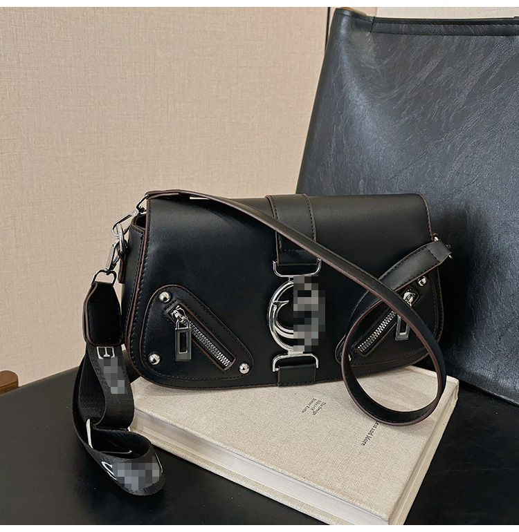 Bolso pequeño estilo motocicleta fresco de moda para mujer 2025 nuevo bolso de cadena de diseño de nicho bolso de mensajero de hombro de moda de primavera y verano