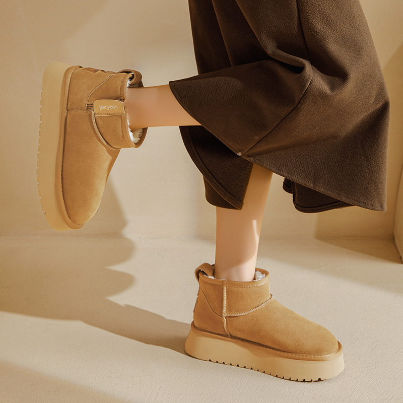 Botas de nieve de fondo grueso para mujeres en invierno de 2025 nuevos zapatos de algodón grueso de lana clásica botas cortas de lana