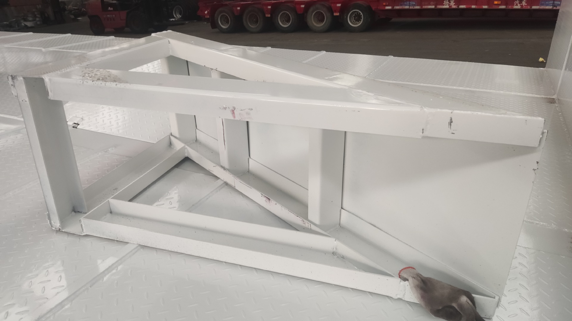 Excavator trailer for large equipment transportation, three-axle ladder-type hook trailer, heavy-duty engineering machinery transport