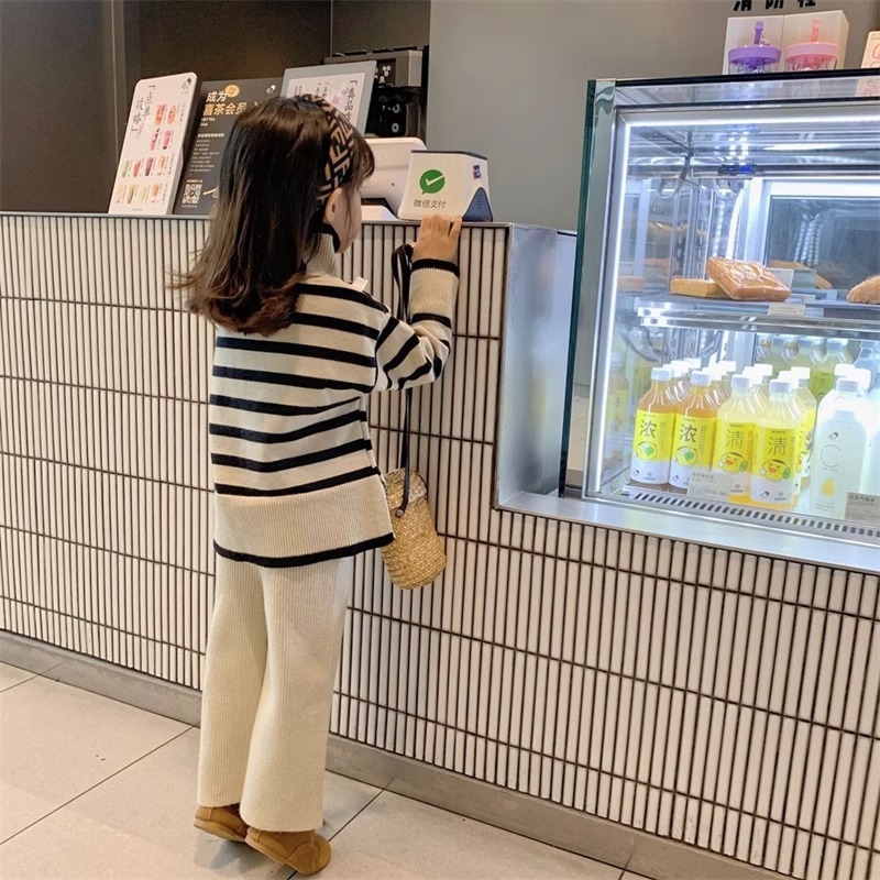 女の子の韓国版の高襟の秋の2024セーターのワイドレギンスのズボンの秋冬のスーツの新型のストライプの2つのセット|undefined