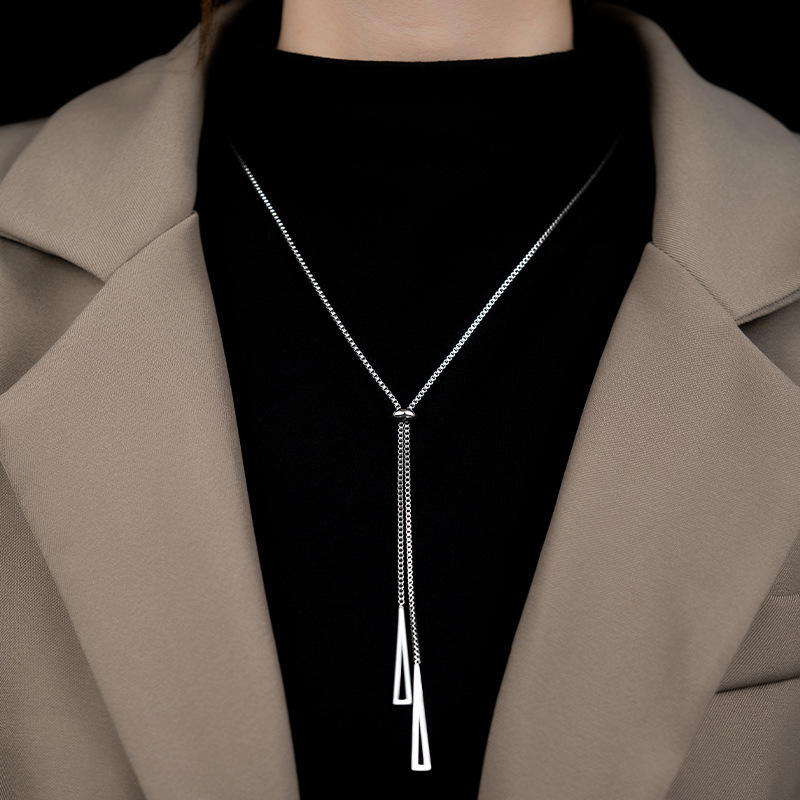 [collar de acero de titanio dorado + acero] collar de amor de nicho con cadena de clavícula avanzada en la moda de lujo ligero femenino