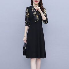 中年のお母さんはワンピースの春服を着ます。