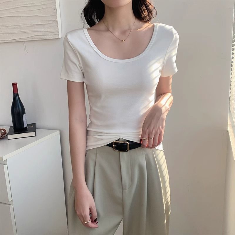 여성을위한 흰색 로우 넥 U 넥 반팔 티셔츠 여름 2025 새로운 슬림 피트 반팔 티셔츠 대형 넥 라인 오른쪽 어깨 탑