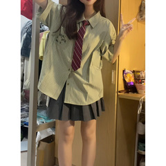 韓国版学院風ストライプ半袖シャツ女性の夏の新型高級感シャツはゆったりしています。