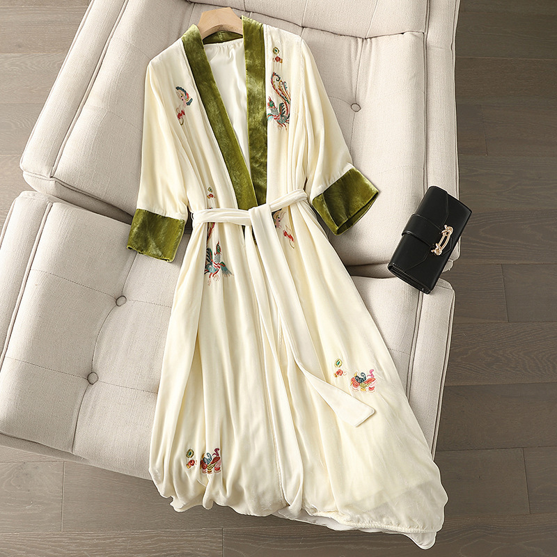 2025 Autumn New V-Neck Mulberry Silk Bathrobe Dress for Women New Chinese Style Retro Silk Velvet Embroidered Jacket