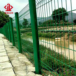护栏厂家供应广西光伏安全围挡,质量参数,桃型立柱绿色浸塑隔离栏