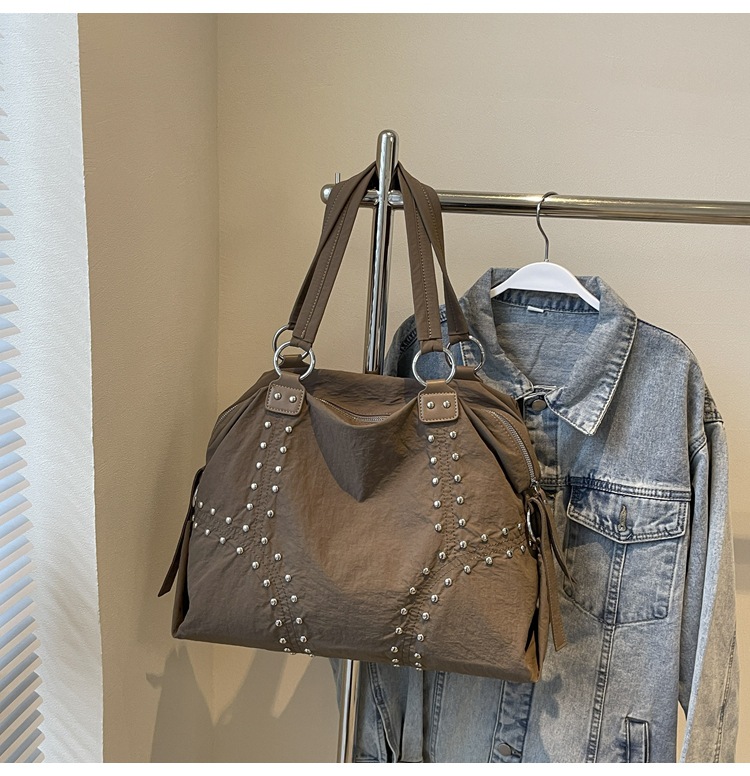 Bolsa de gran capacidad para mujeres 2024 nueva bolsa de hombro casual texturizada bolso de remaches ligero bolso de soporte de viento lento