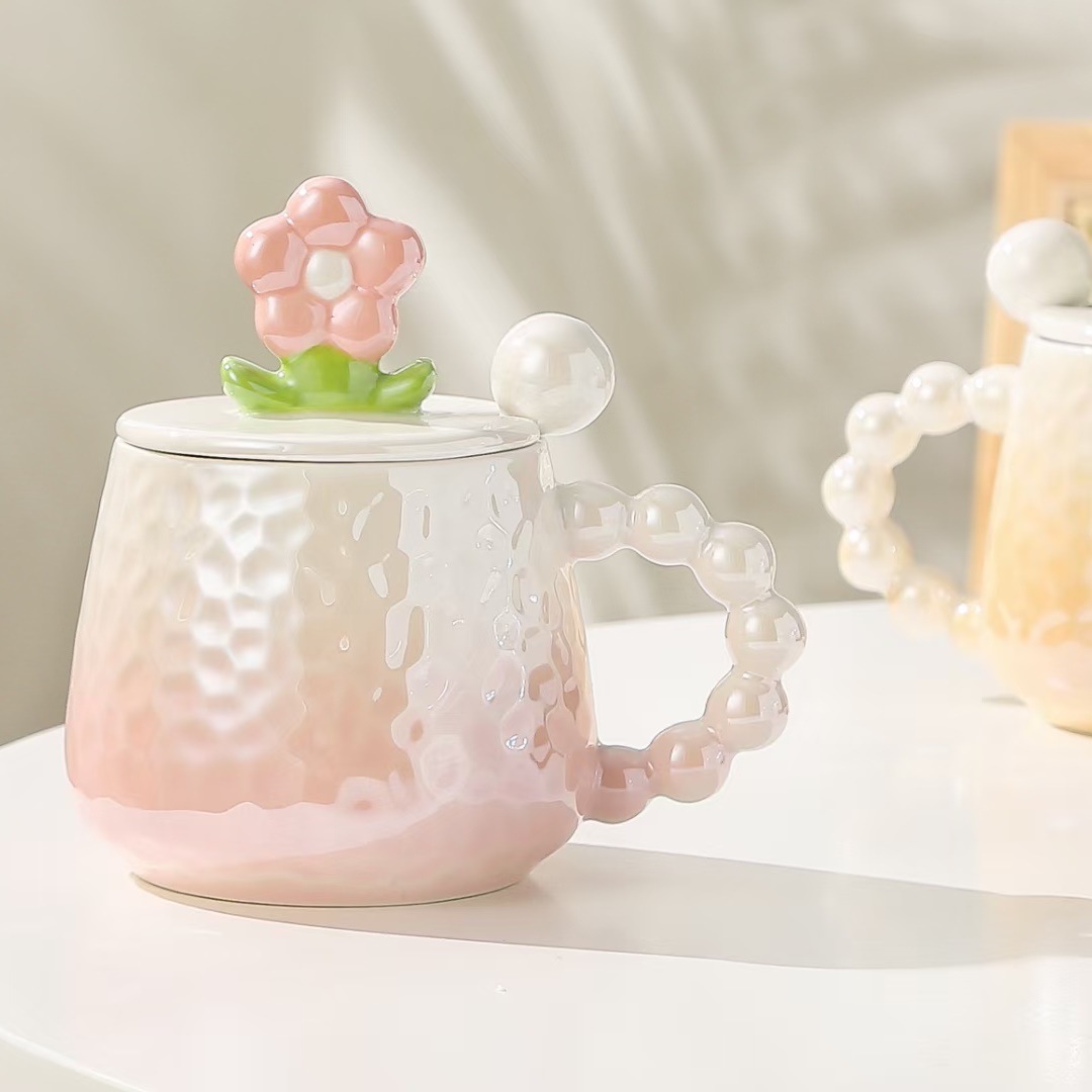 Flores creativas de alto valor facial taza de cerámica con tapa cuchara acompañante de regalo de mano personalidad de la chica taza de agua taza de esmalte de perla