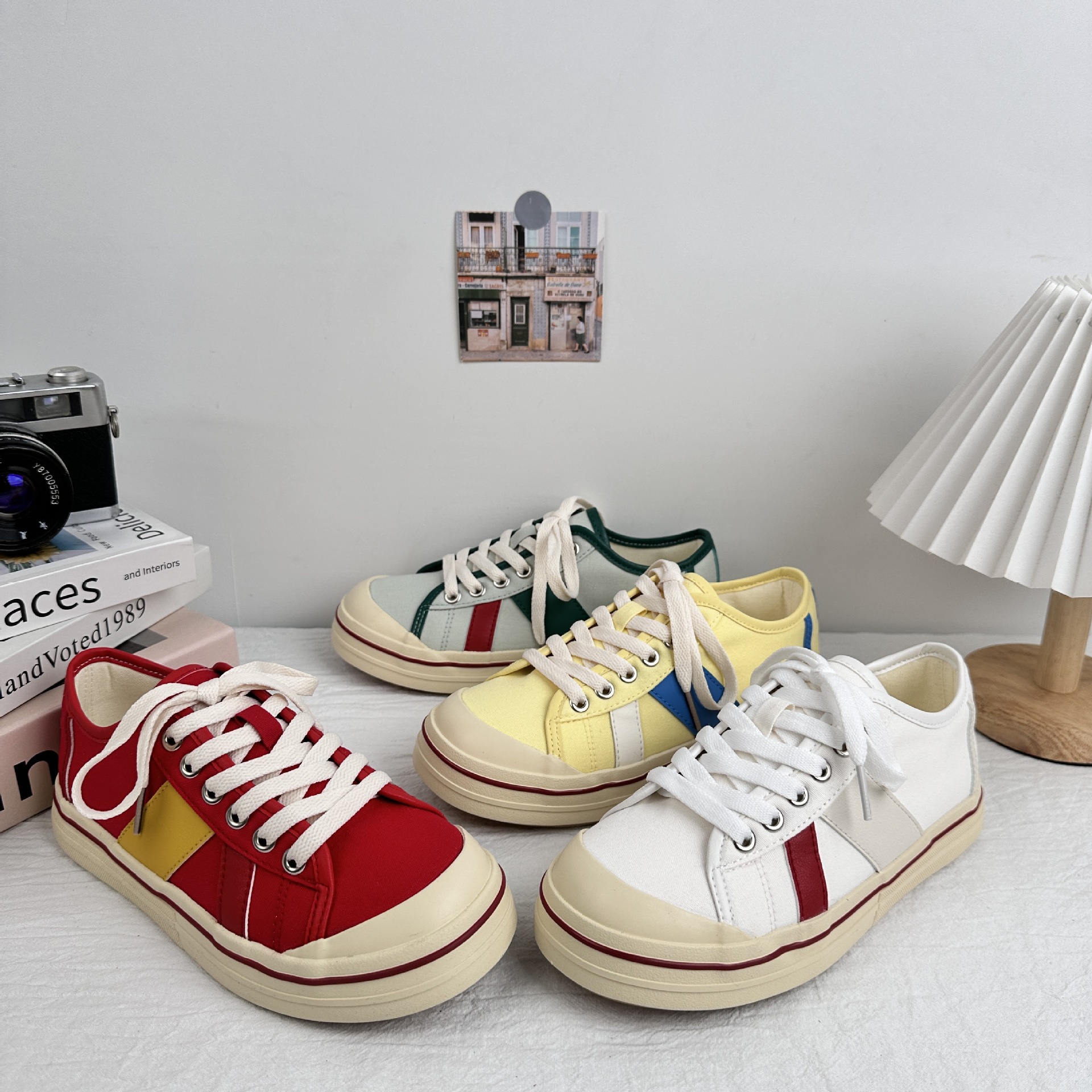 Zapatos casuales de onda lejana para mujer 2025 nuevos zapatos blancos zapatos de mujer de verano zapatos de lona zapatos de plataforma de color de contraste de todo fósforo