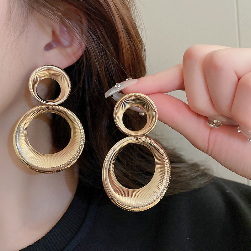 Alta sensación de metal de tamaño círculo aretes geométricos de moda europea y americana exagerado nicho temperamento red retró aretes para mujeres image 1