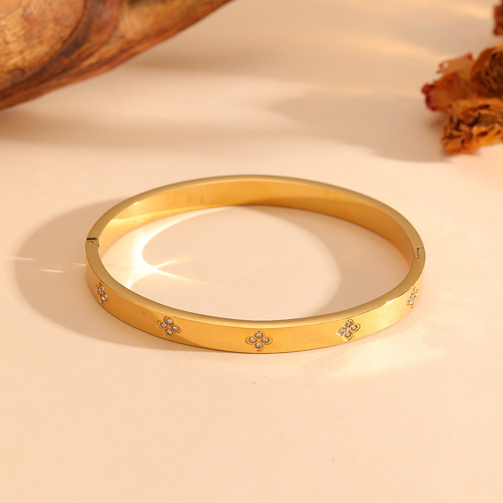 Golden four-leaf flower bracelet S204