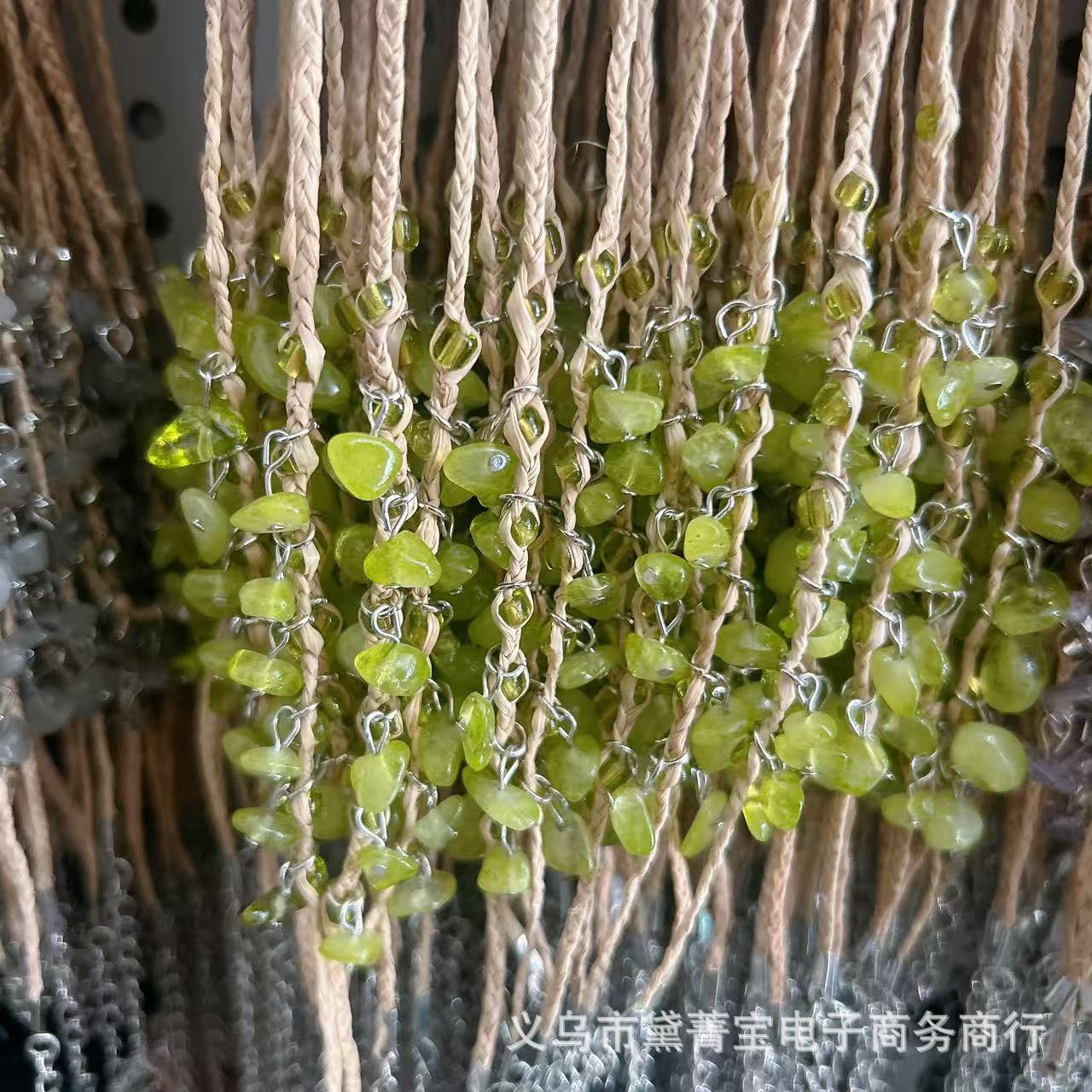 반투명 황록색