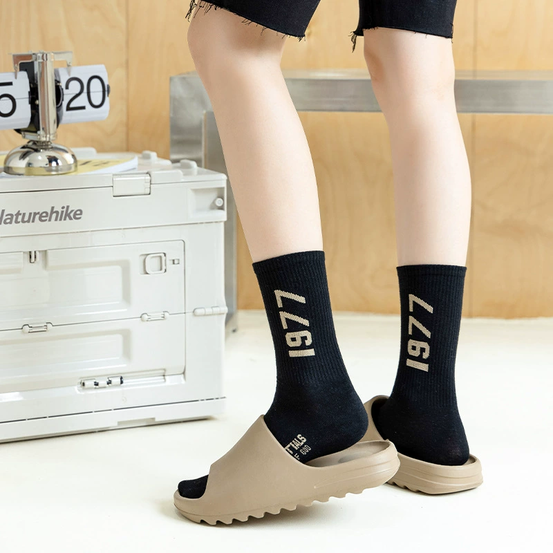 Носки женские осенне-зимние спортивные носки до середины икры европейские и американские уличные черно-белые чулки Индивидуальные Ретро-модные носки для пар