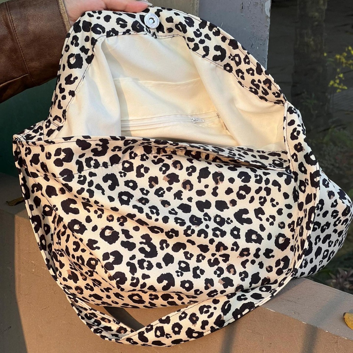 2025 South Korean Multifunctional Fashionable Leopard Print Single-shoulder Student Canvas Shopping Bag, Large Capacity, Fashionable Niche Design._voghion.com