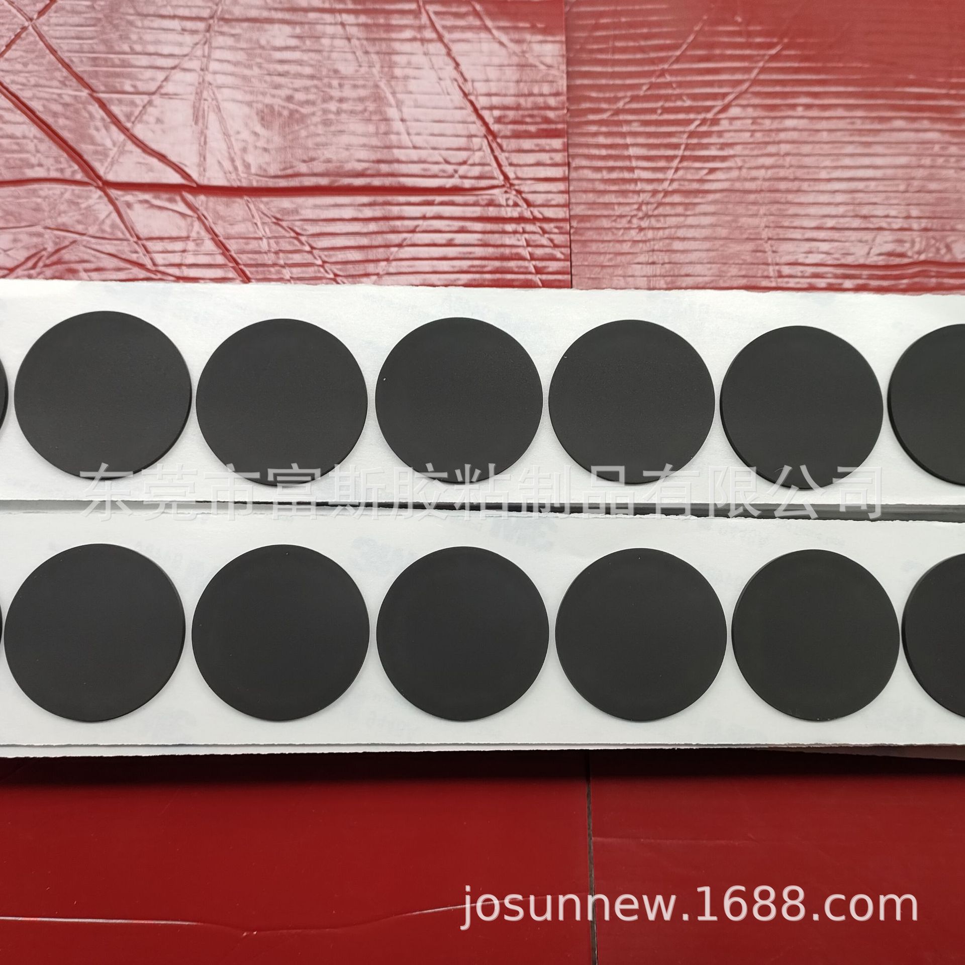 磨砂黑色软硅胶板 硬度为30度 厚度为1.8mm 一面贴有强粘双面胶