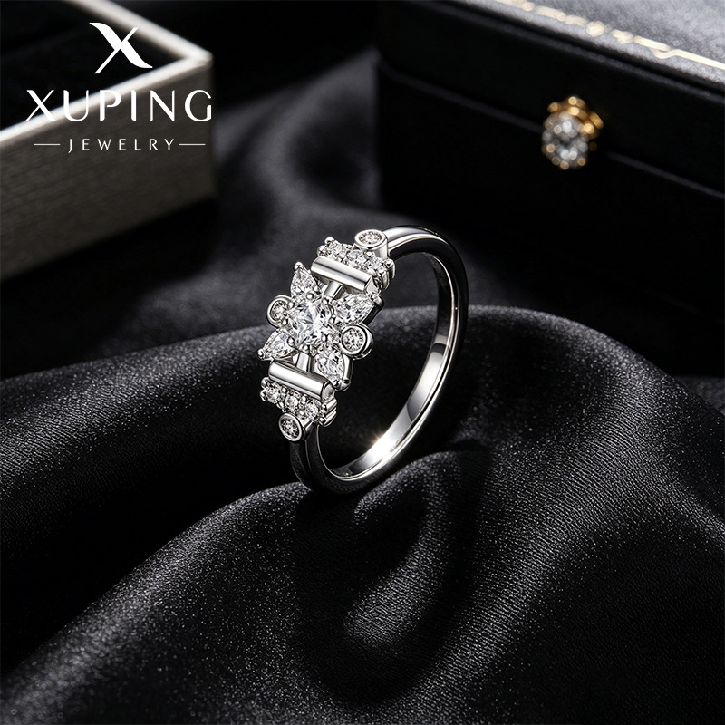 Xuping incrustado con un anillo de boda de lujo ligero de óxido de circonio, aleación de cobre chapado en blanco, anillo de nicho transfronterizo para mujeres