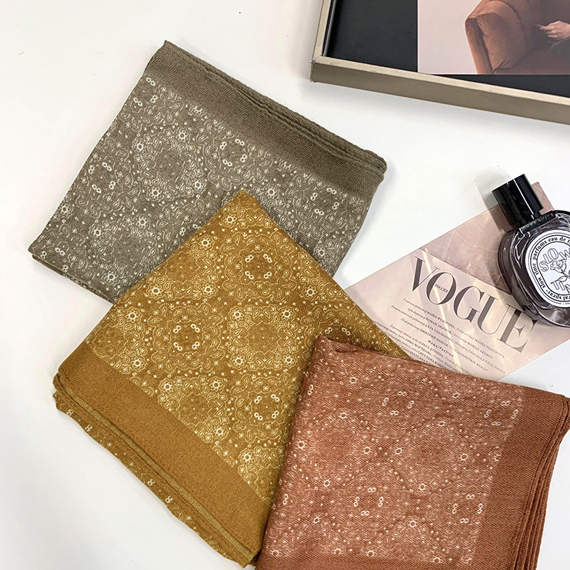 Pequeña toalla cuadrada bufandas de seda 2025 nueva moda bufandas de invierno mujeres de alta calidad bufandas de cuello al por mayor