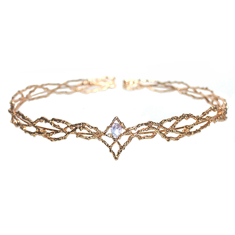 The Hobbit Elf King Serendil has large round crown with golden design and a diamond studded headband_voghion.com