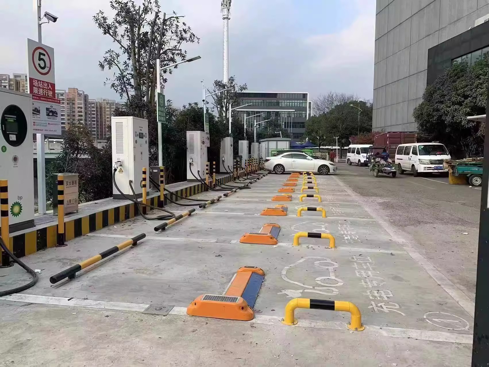New Energy Vehicle Parking Lock, Charging Station Anti-Occupancy Remote Lift, Shared Smart Parking Lock with Qr Code Payment, Small Barrier Gate