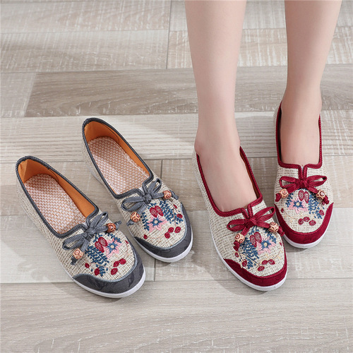 Old Beijing Cotton Shoes for Women, Mother Embroidered Shoes for Middle-Aged and Students, Ethnic Style Canvas Shoes, One-Piece Slip-On Platform Shoes for Women