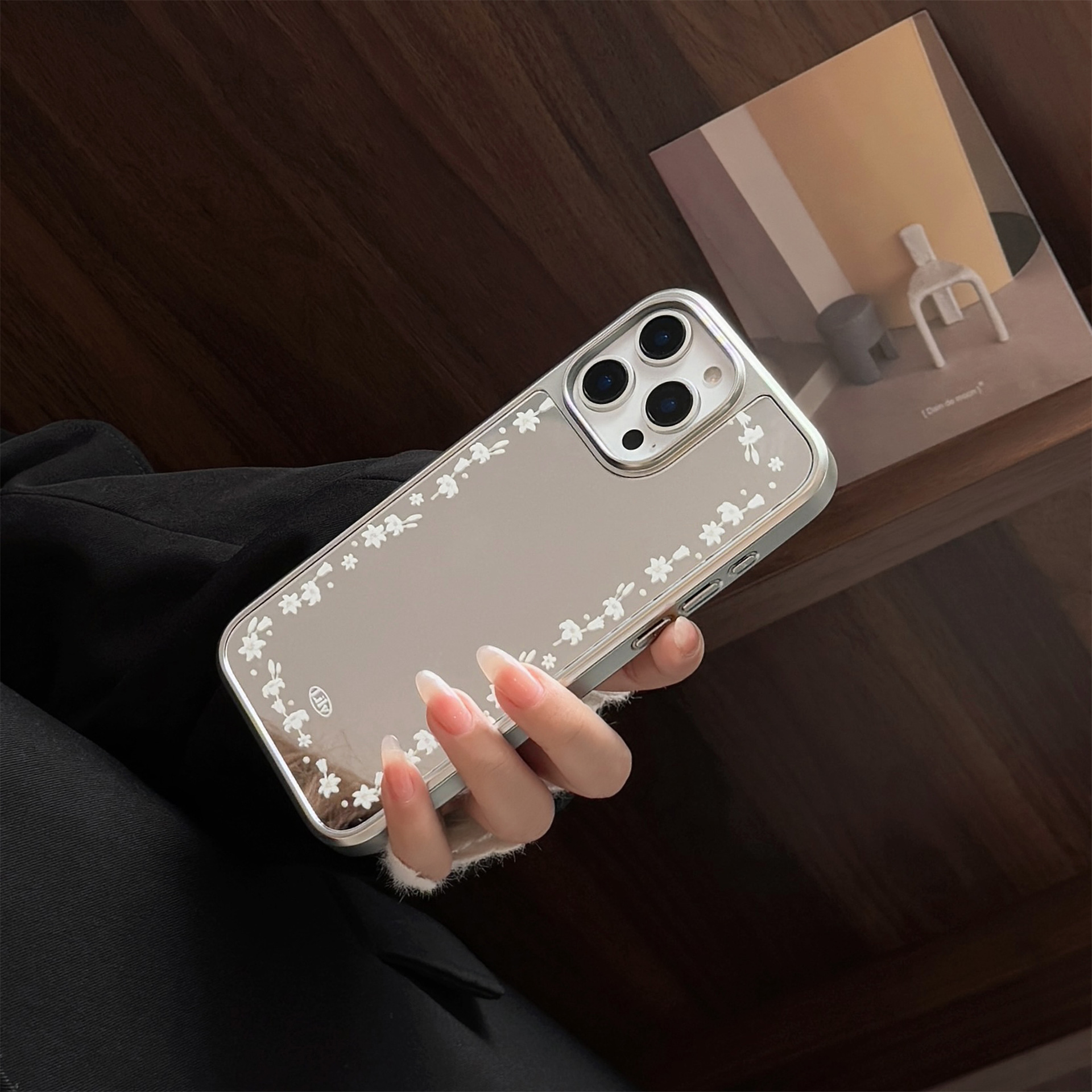 Borde plateado electrochapado adecuado para la funda del teléfono iPhone 16, 15 Pro Max, funda rígida con espejo y diseño artístico de flor de lirio para iPhone 17, 13