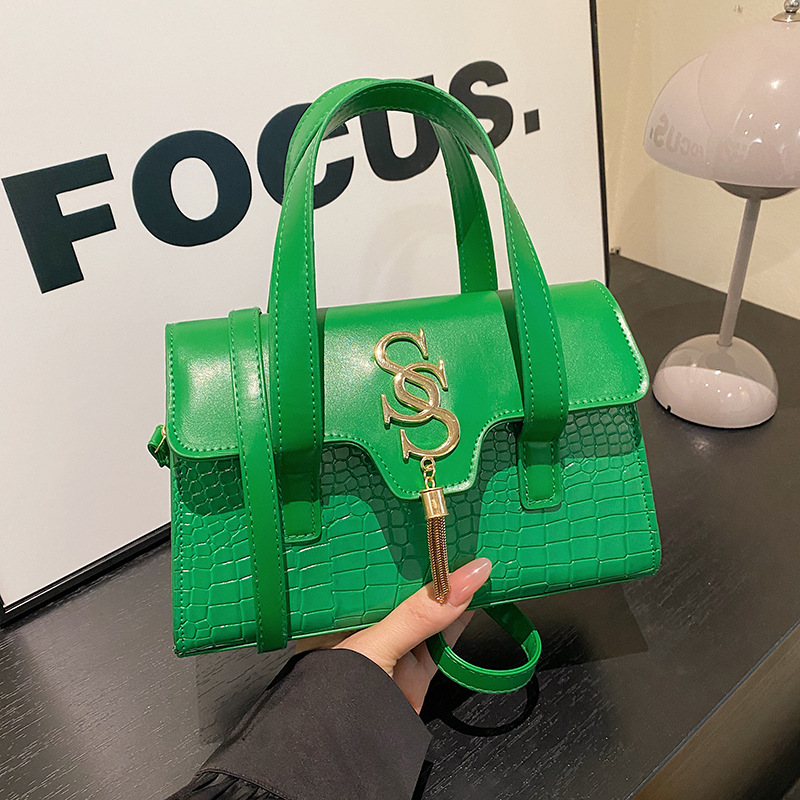 Bolso de borla con letras con patrón de cocodrilo de nicho 2024 nueva costura de moda estilo occidental simple y elegante bolso de hombro femenino