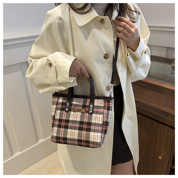 Cross-border personalized hand-carried fashionable and casual bucket bag for women, new autumn 2024 collection, contrasting color striped single-shoulder quality crossbody bag undefined