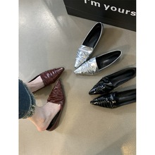 2024春季新款时尚欧美风软皮褶皱低跟小皮鞋气质感尖头平底单鞋女