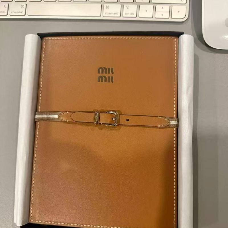 新款m风轻奢皮革金边笔记本加厚高级感商务记事本手账本创意礼品|undefined